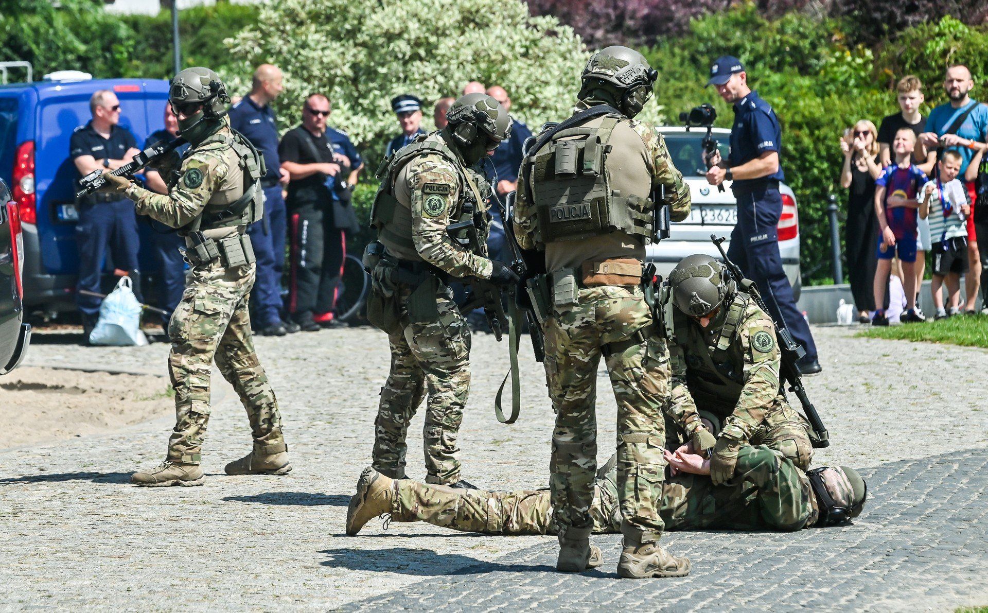 Dużo huku i krzyków - tak było podczas pokazowej akcji kontrterrorystów. 