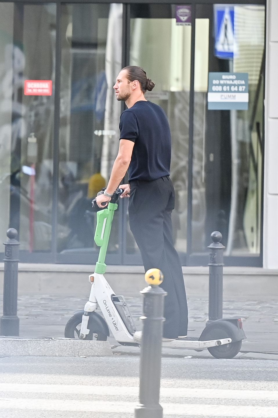 Grzegorz Krychowiak na hulajnodze
