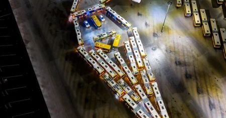Stworzyli największego Mikołaja w mieście. Powstał z... autobusów