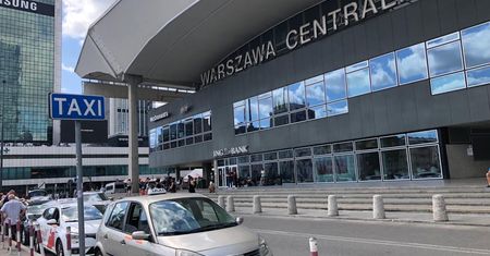 Koniec chaosu pod Dworcem Centralnym w Warszawie. Zwycięska firma zapłaci 22 tys. zł miesięcznie za postój
