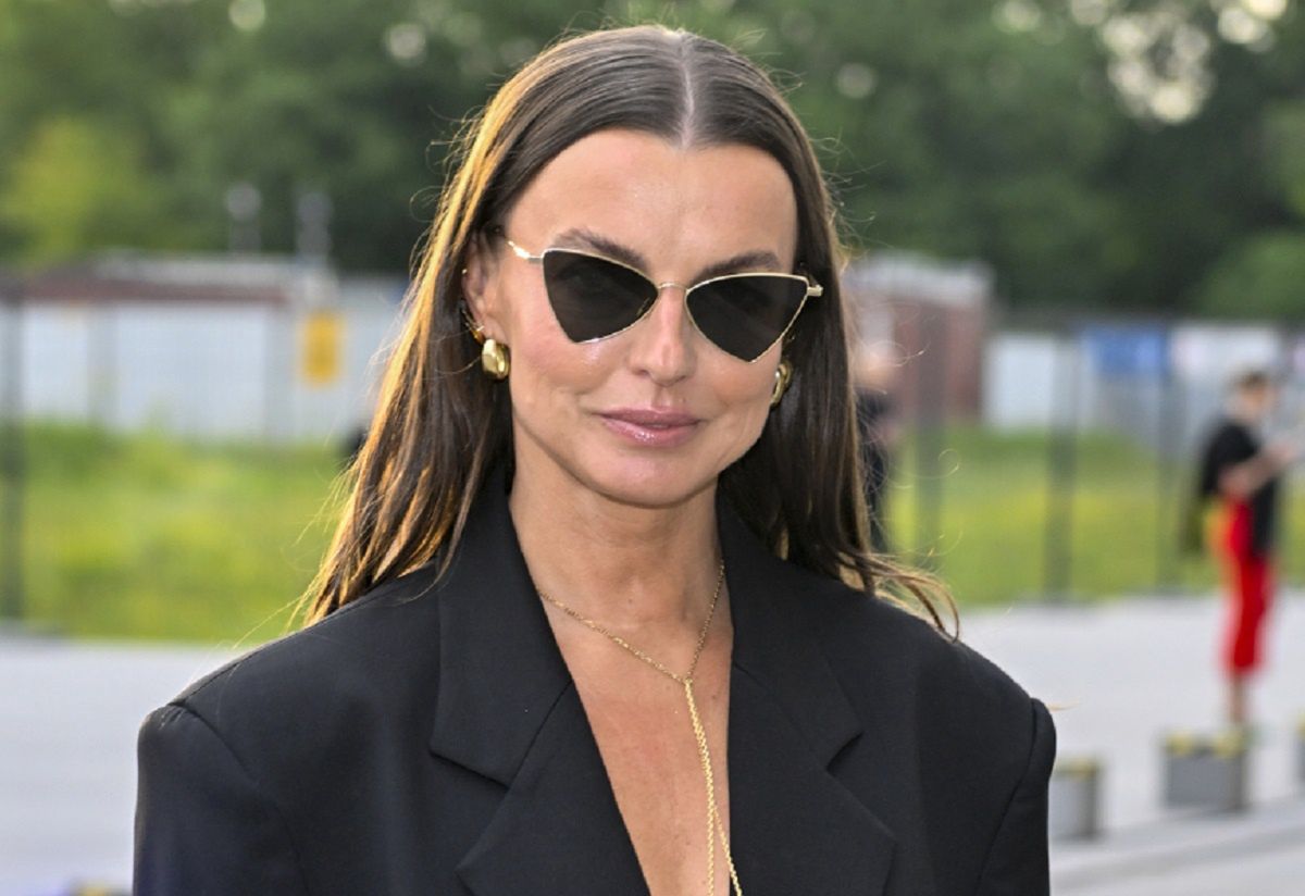 Katarzyna Sokołowska w czarnej stylizacji