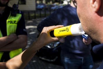 Pijany kierowca zatrzymany pod Brodnicą. Ponad 3 promile, brak prawa jazdy, auto bez badań, a w środku rodzina