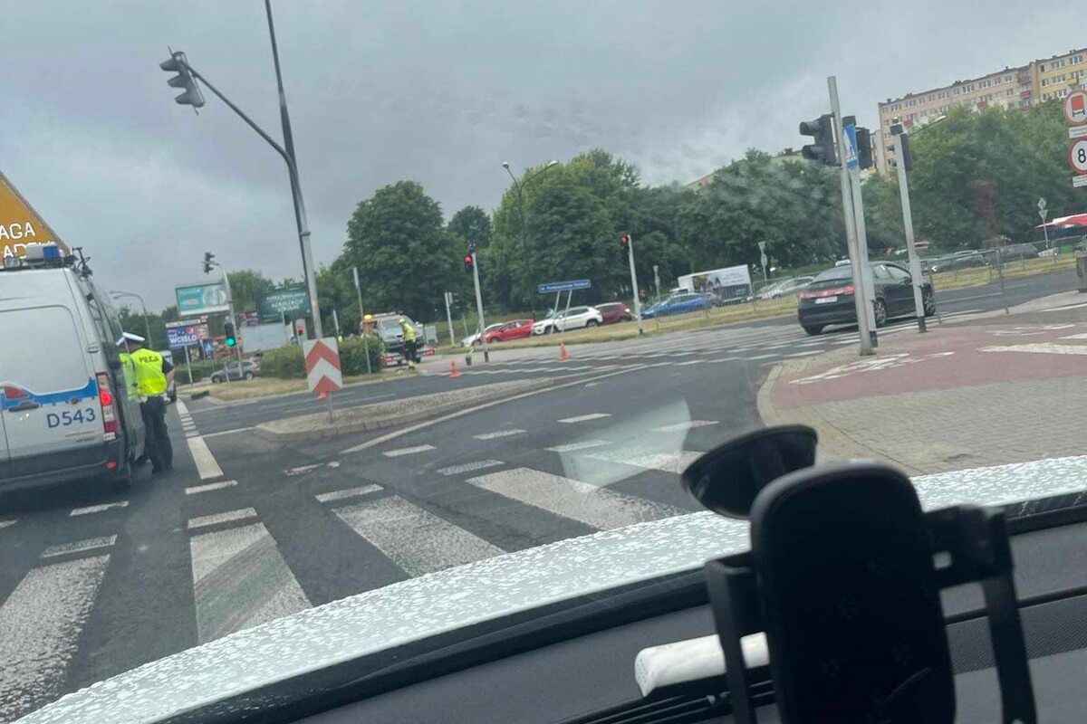 Zderzenie audi z BMW na rondzie przy Orfeuszu