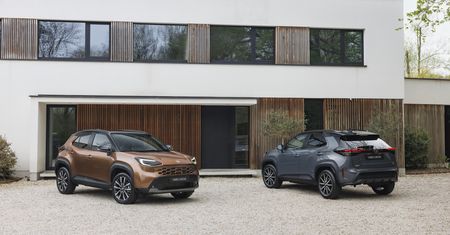 Toyota Yaris Cross po liftingu wjeżdża do salonów. Wiemy, ile kosztuje