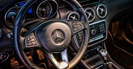 Wycieraczki do Mercedesa: Synonim luksusu czy niezbędność? Analiza kosztów i korzy