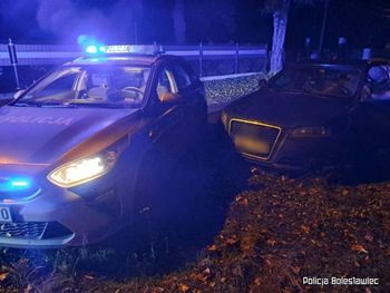 Bolesławiec: 37-latek pod wpływem narkotyków w audi uciekał policji. Pościg zakończył się zderzeniem z radiowozem