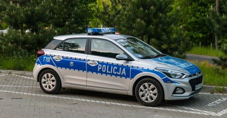 Warszawa. Jedna interwencja policji, dwa zdarzenia. Sprawcy skakali po radiowozie