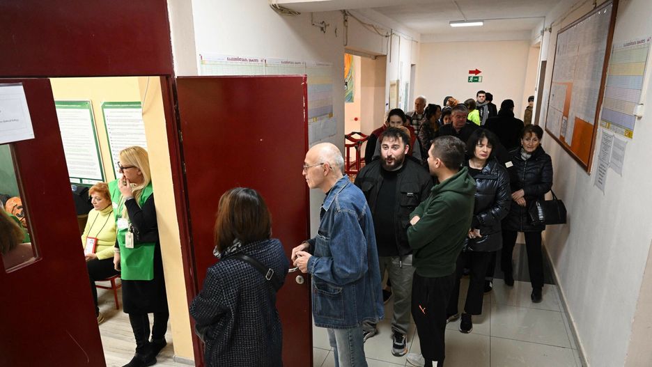 Wybory parlamentarne w Gruzji
Georgians queue at a polling station to vote in the country's parliamentary elections in Tbilisi on October 26, 2024. (Photo by Vano SHLAMOV / AFP)
VANO SHLAMOV
