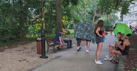 Deszcz wygonił turystów z plaży. Uciekali w popłochu