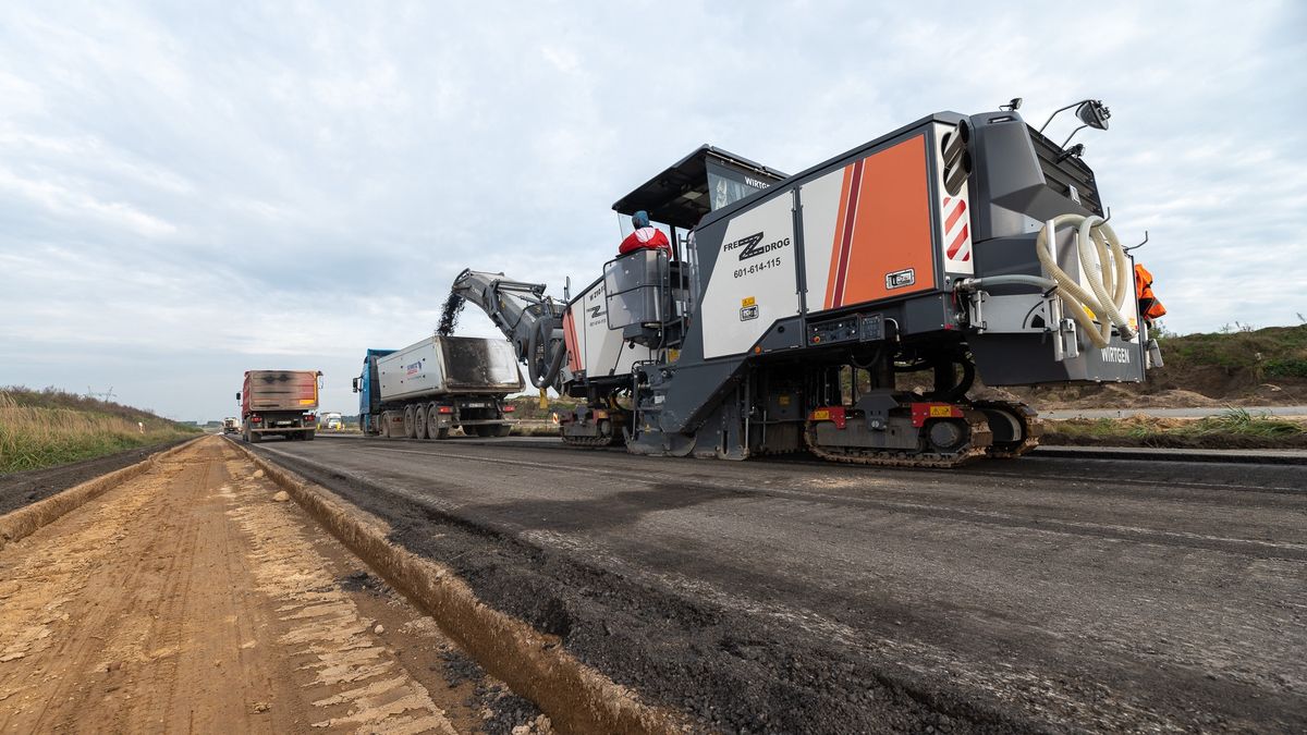 Frezowanie starej nawierzchni bitumicznej przy budowie autostrady A1