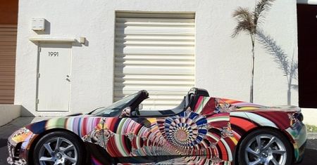 Nowoczesna sztuka czy kicz? | Tesla Roadster Art