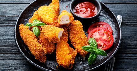 Domowe nuggetsy z kurczaka w chrupiącej panierce