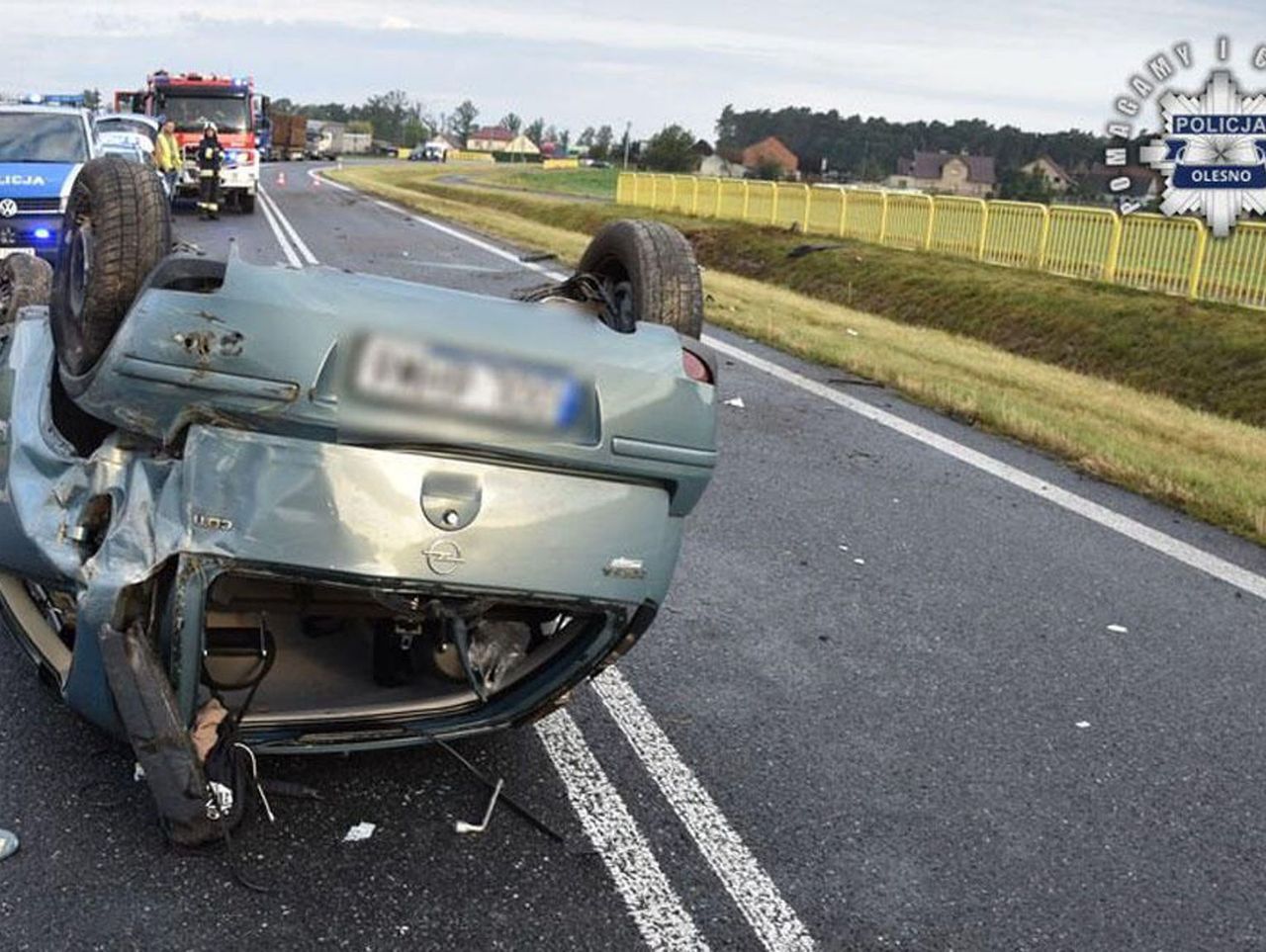 Bzinica Stara: Wypadek na DW901. 22-latka dachowała oplem