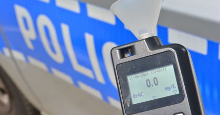 Śląskie. Kompletnie pijana nastolatka ukradła samochód. Wjechała w płot