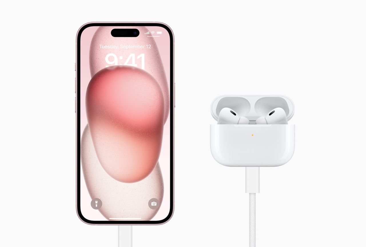 iPhone 15 jako powertbank do słuchawek AirPods Pro (2. gen. ) z USB-C