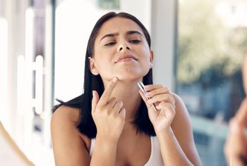 "Włos czarownicy" na brodzie. Wiele kobiet nie wie, co jest przyczyną