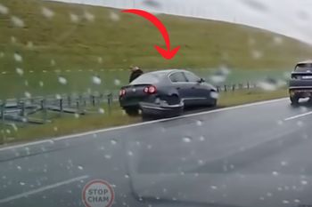 Wpadł w poślizg na S7. Nagranie podzieliło internautów. "Znieczulica"