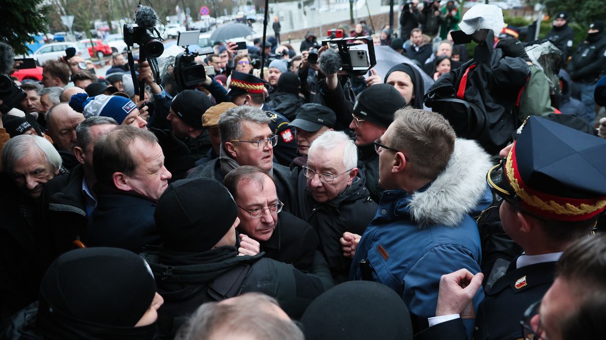Warszawa, 07.02.2024. Politycy PiS Maciej Wąsik (C góra) i Mariusz Kamiński (C doł) przed Sejmem w Warszawie, 7 bm. Mariusz Kamiński i Maciej Wąsik zapowiedzieli swój udział w posiedzeniu izby. (sko) PAP/Leszek Szymański