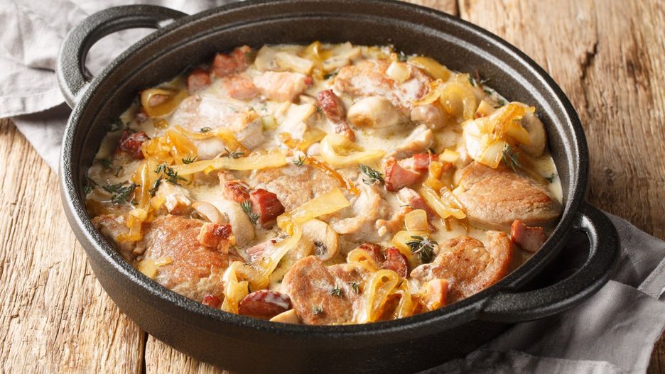 Schab duszony z grzybami i cebulą