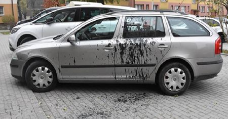 Groził, że wysadzi blok. Agresywny 28-latek demolował mieszkanie i zaparkowane samochody
