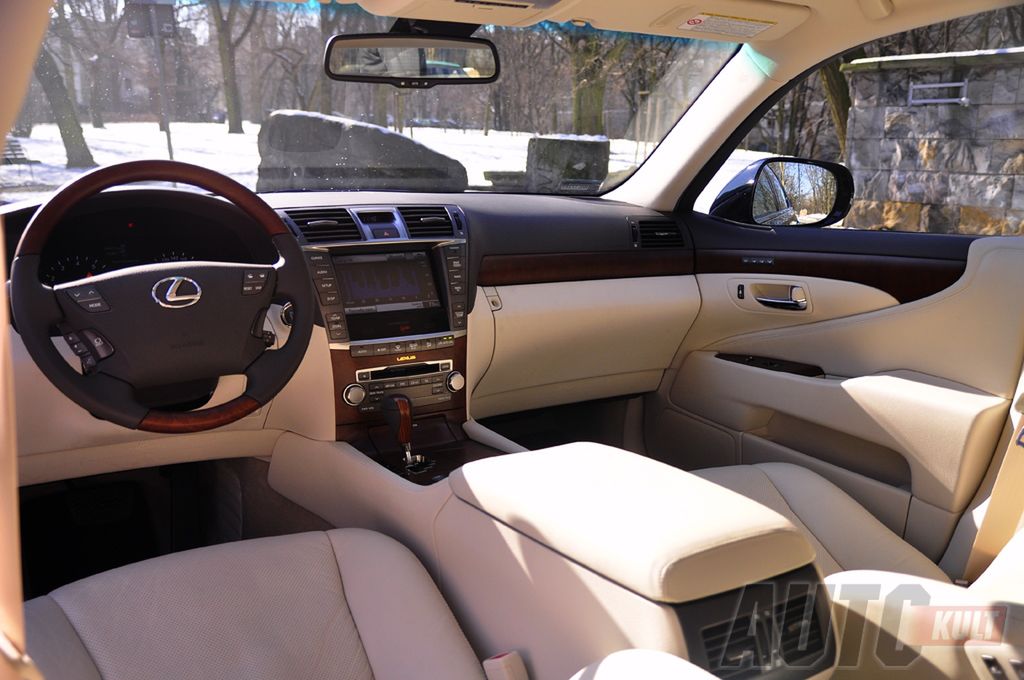 Lexus LS460 (Fot. Marcin Pogorzelski)