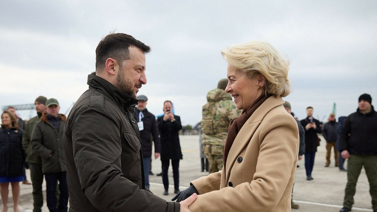 Wizyta zachodnich lider�w politycznych w Kijowie
In this handout photograph taken and released by Ukrainian Presidential Press Service on February 24, 2024, Ukraine's President Volodymyr Zelensky (L) greets European Commission President Ursula von der Leyen (R) in Hostomel, Kyiv region, during a visit on the second anniversary of the Russian invasion of Ukraine. (Photo by Handout / UKRAINIAN PRESIDENTIAL PRESS SERVICE / AFP) / RESTRICTED TO EDITORIAL USE - MANDATORY CREDIT "AFP PHOTO / UKRAINIAN PRESIDENTIAL PRESS SERVICE " - NO MARKETING NO ADVERTISING CAMPAIGNS - DISTRIBUTED AS A SERVICE TO CLIENTS
HANDOUT