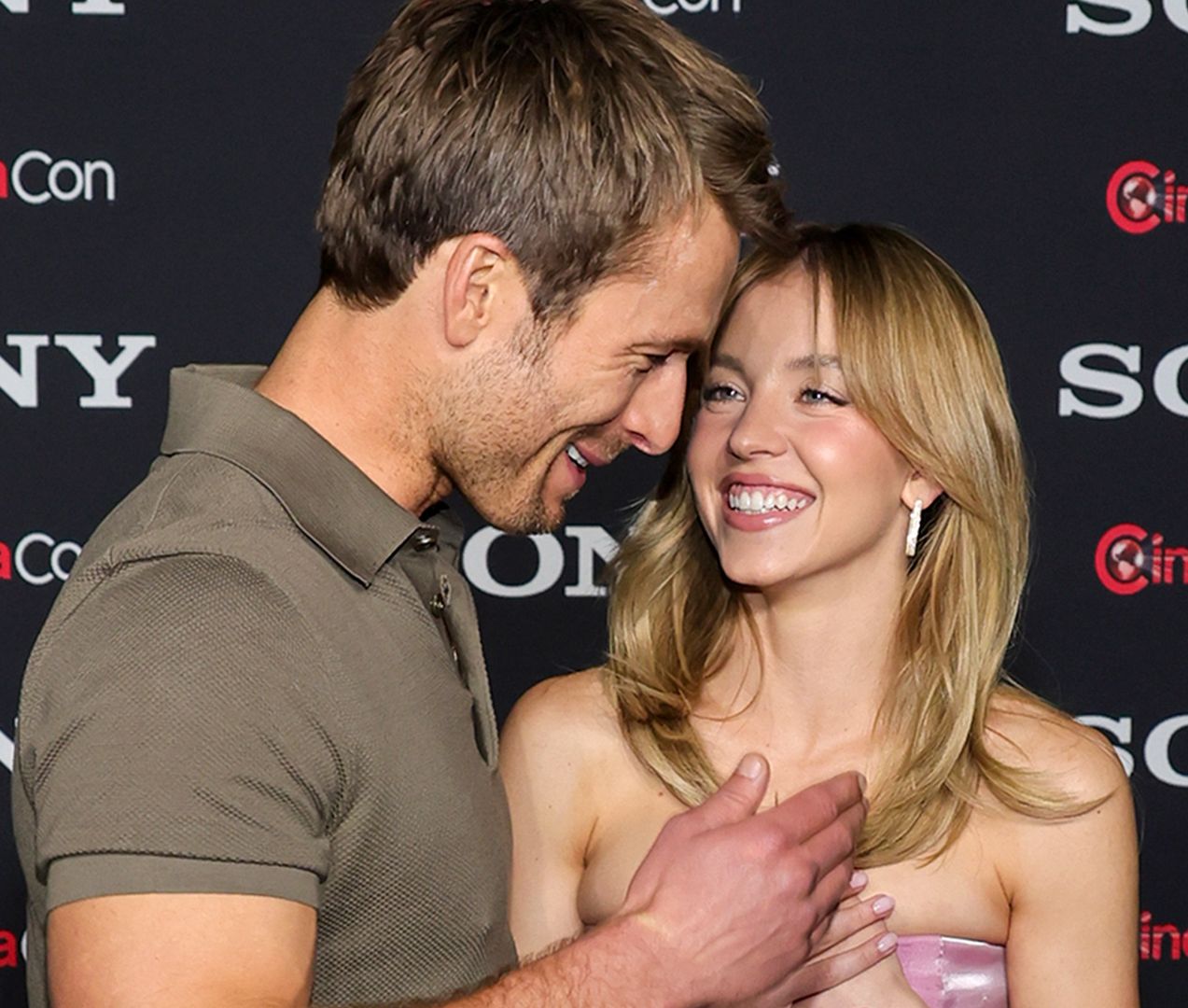 CinemaCon 2023 Opening Night - Sony Pictures Entertainment PresentationLAS VEGAS, NEVADA - APRIL 24: Glen Powell (L) and Sydney Sweeney promote the upcoming film "Anyone But You" at the Sony Pictures Entertainment presentation during CinemaCon, the official convention of the National Association of Theatre Owners, at The Colosseum at Caesars Palace on April 24, 2023 in Las Vegas, Nevada. (Photo by Ethan Miller/Getty Images)Ethan Millerbestof, topix