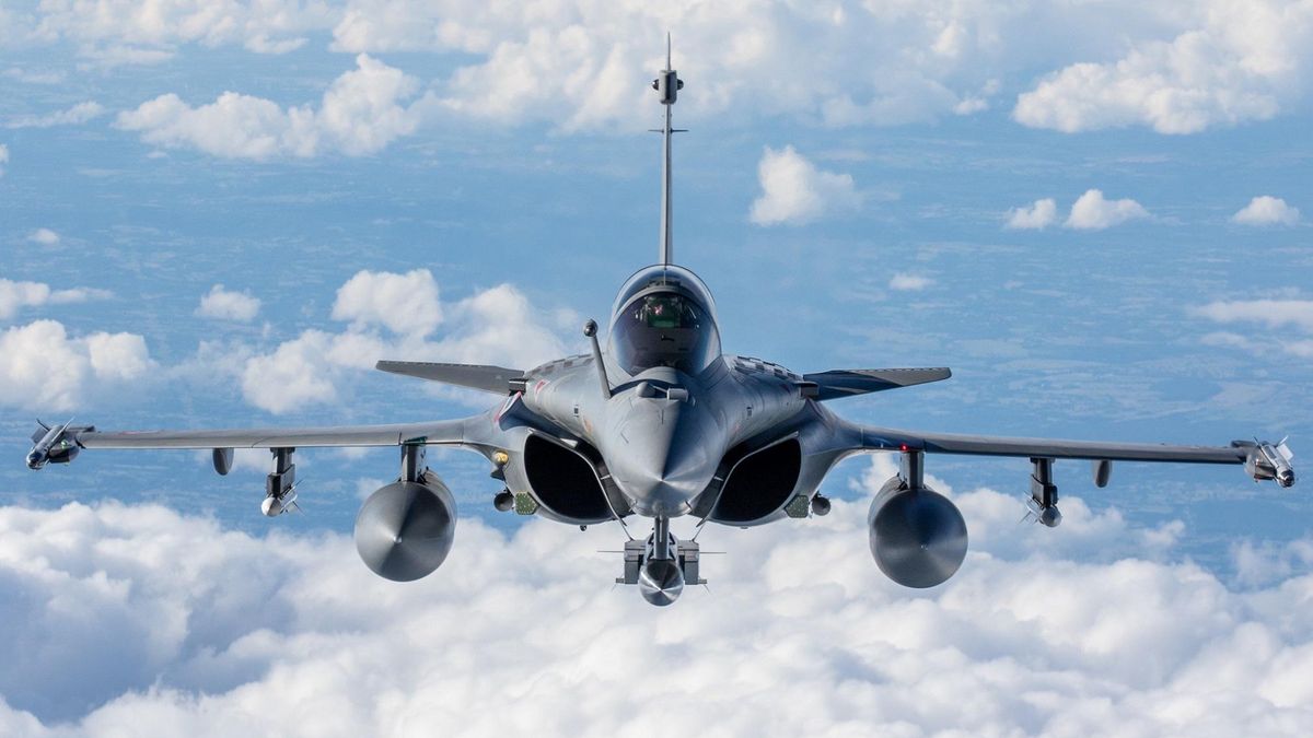 Samolot Rafale z pociskiem ASMP-A pod kadłubem