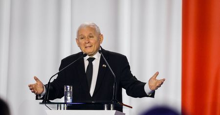 Waloryzacja 500 plus. Minister finansów zakładnikiem obietnic PiS? Mocne słowa byłego premiera