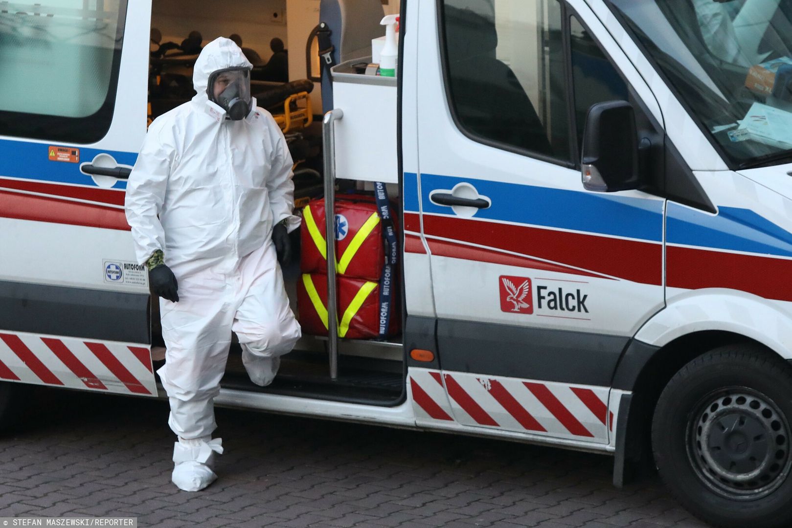 Nysa. Pacjent zmarł w karetce, która czekała godzinę pod SOR-em. NFZ ma zastrzeżenia do dyspozytora medycznego