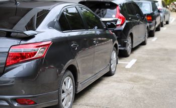 Parkingowy paraliż w Krakowie. "Sąsiad chodzi z linijką"