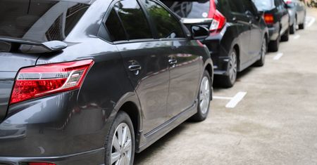Parkingowy paraliż w Krakowie. "Sąsiad chodzi z linijką"