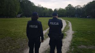 Warszawa: Policjanci ruszyli do lasu po skargach mieszkańców