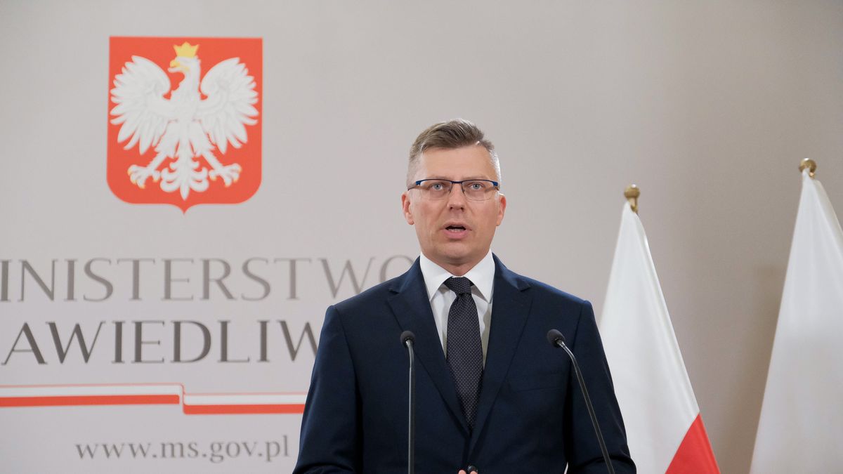 Warszawa, 18.08.2022. Wiceminister sprawiedliwości Marcin Warchoł podczas konferencji prasowej w siedzibie Ministerstwa Sprawiedliwości w Warszawie, 18 bm. (jm) PAP/Mateusz Marek