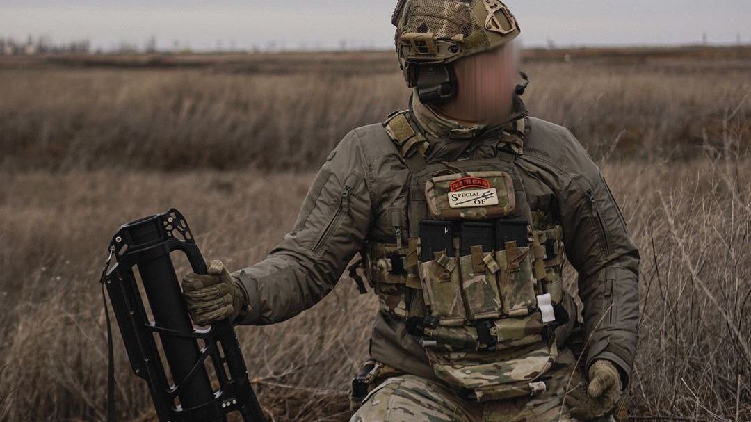 Ukraiński żołnierz wraz z moździerzem LMP-2017 z Tarnowa.