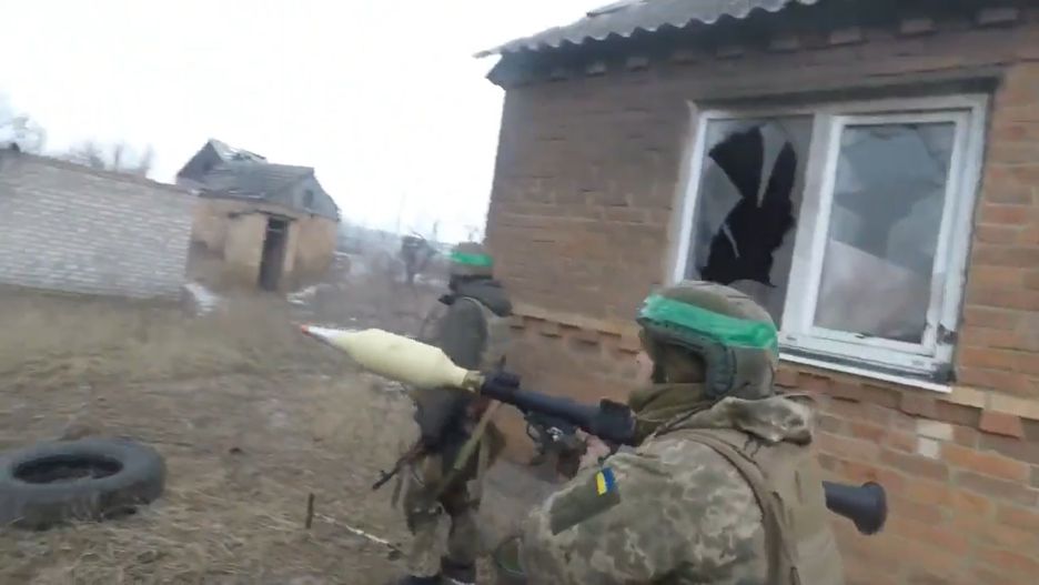 Ukraiński żołnierz z granatnikiem RPG-7 z zamontowanym bułgarskim granatem termobarycznym RTB-7MA.