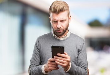ZUS ostrzega przed fałszywymi wiadomościami. Podejrzany SMS zgłoś pod numer 8080