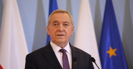 Polityk PiS pytany o obowiązek szczepień. "Nie siłą przez policję"
