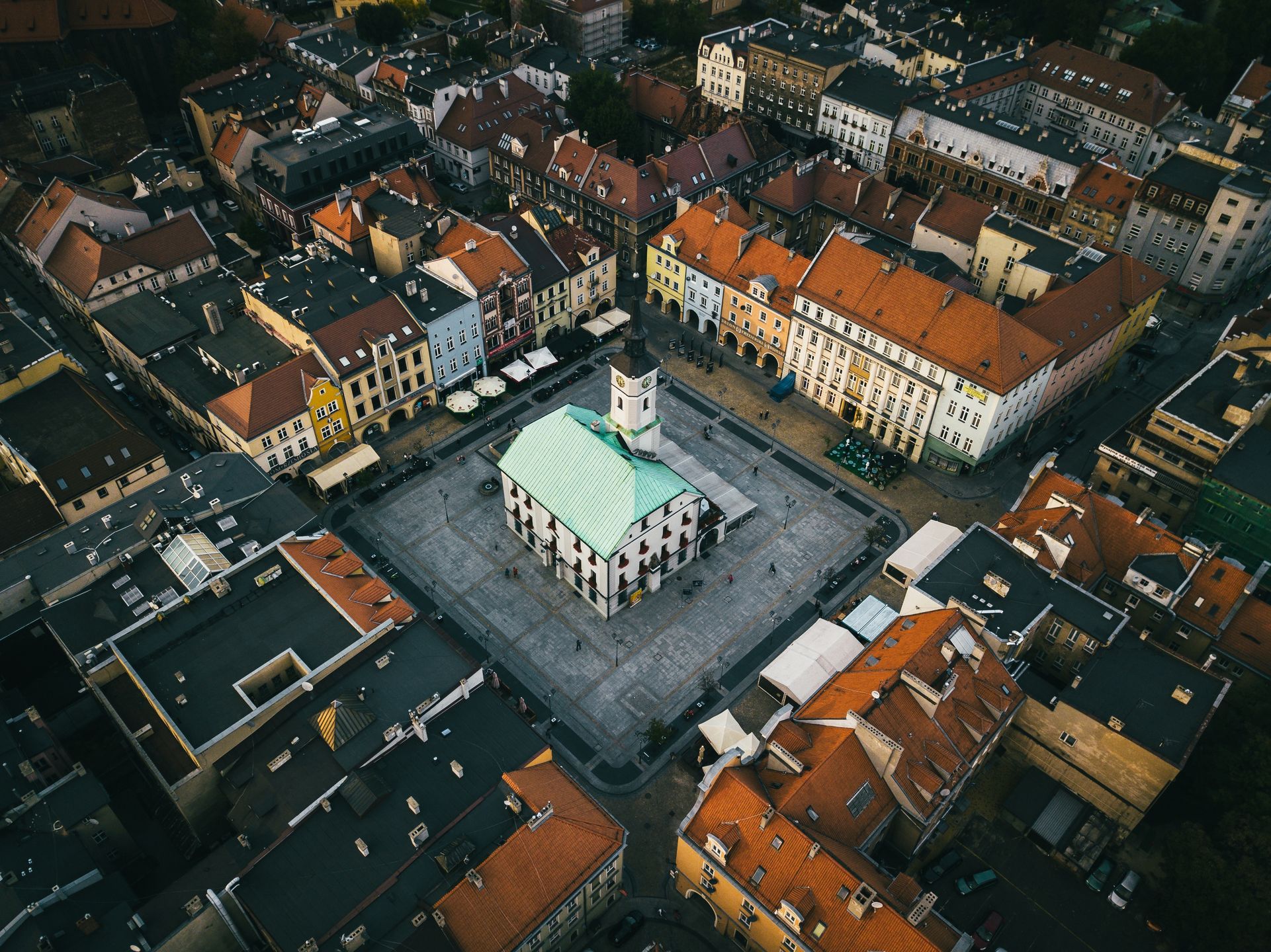 gliwice, rynek, widok z lotu ptaka, architektura, drone, zachód, sunset, silesia, europa, lato, summer, krajobraz miasta, panorama, polska, dach, miejski, niebo, poland