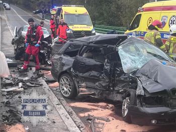 Żywiec: Audi uderzyło w barierę, a następnie zjechało na czołówkę z innym autem. Kierowca był reanimowany