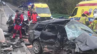 Żywiec: Audi uderzyło w barierę, a następnie zjechało na czołówkę z innym autem. Kierowca był reanimowany