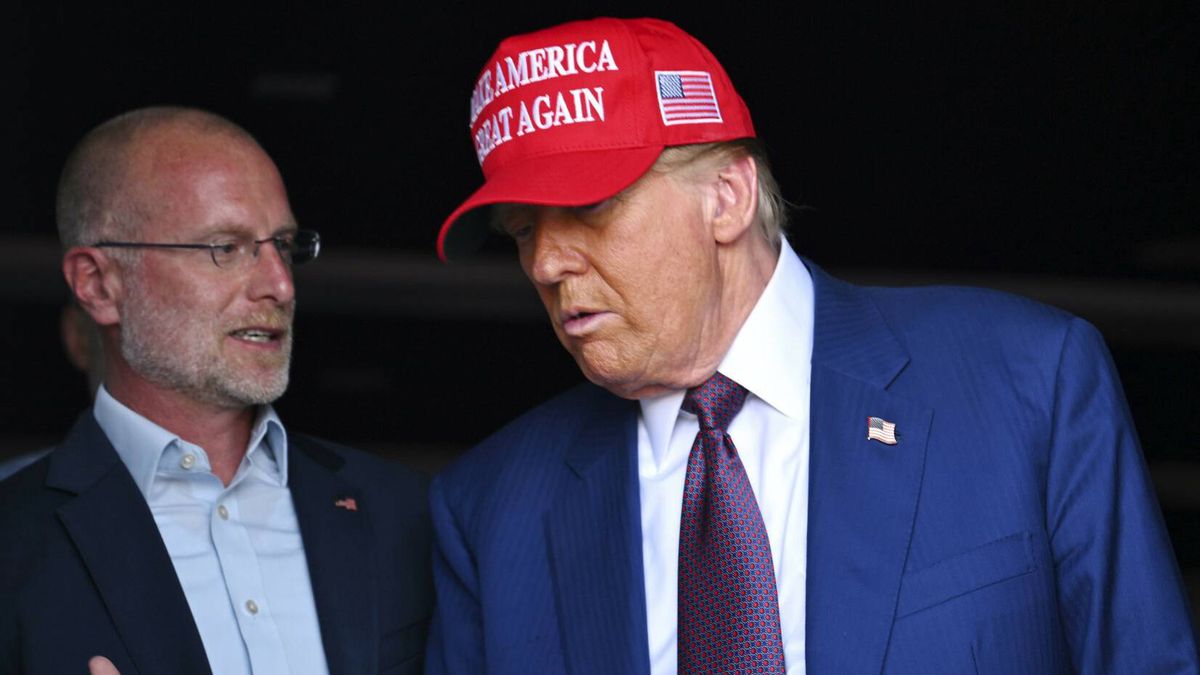 Brendan Carr (po lewej) i Donald Trump