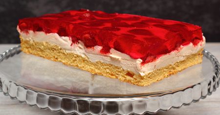 Jak zrobić biszkopt z truskawkami i galaretką? Prosty przepis