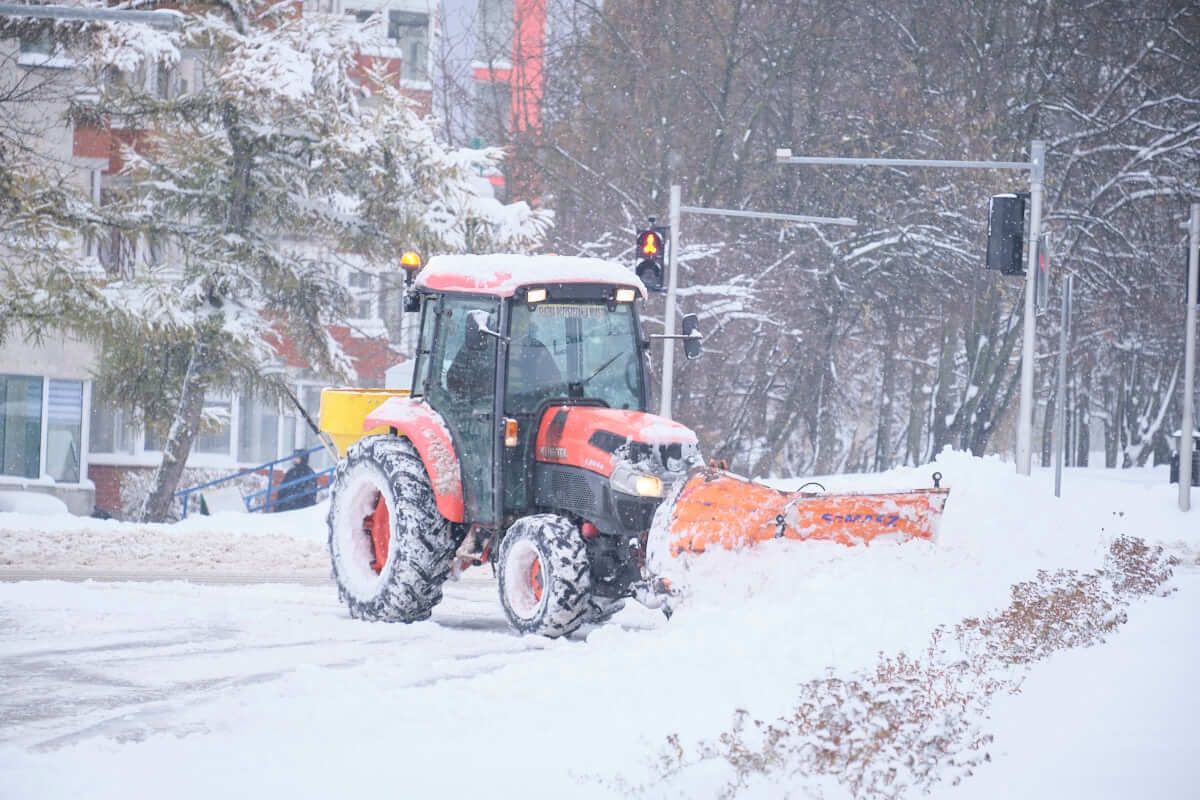 Opłużony traktor odśnieżający chodnik