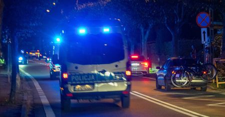 Ciało leżało w rowie. Trwa akcja policji po dramatycznym wypadku