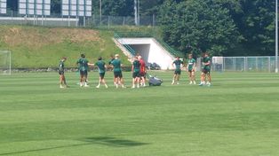 Lechia Gdańsk ma problem, bo piłkarze chcą uciekać z klubu. Sparing miał być odwołany, ale w końcu na boisko wyszli juniorzy