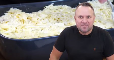 Tomasz Strzelczyk przekłada ziemniaki mięsem. W godzinę robi obiad na dwa dni