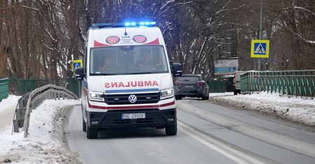 Rynna spadła na 15-latków. Wypadek obok szkoły