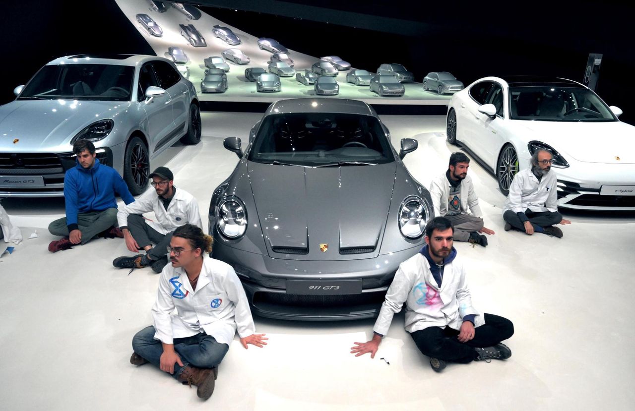 Protestujący w salonie Porsche naukowcy