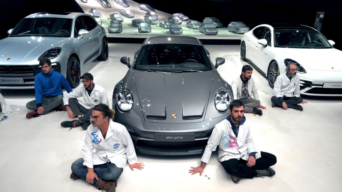 Protestujący w salonie Porsche naukowcy